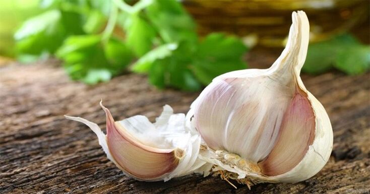 Garlic-based folk remedies are widely used to treat prostatitis.